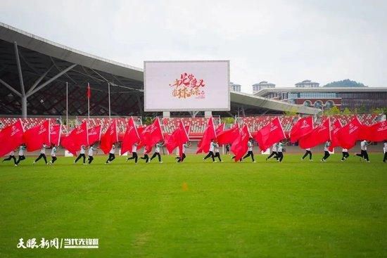 他不由纳闷，老丈人狗屁不懂，上当倒也正常，可是张二毛是个鬼精鬼精的古董贩子，你有价值十万的东西卖给他，他恨不得只花一百块钱收，他不可能看不出这笔筒是假的，为什么还愿意花三十万上这个当？。